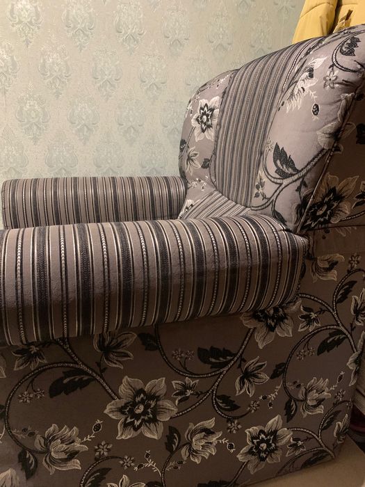 Диван та крісло у вітальню