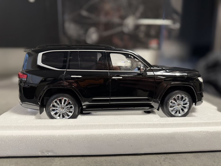 Продам коллекционную модель LC300 1:18
