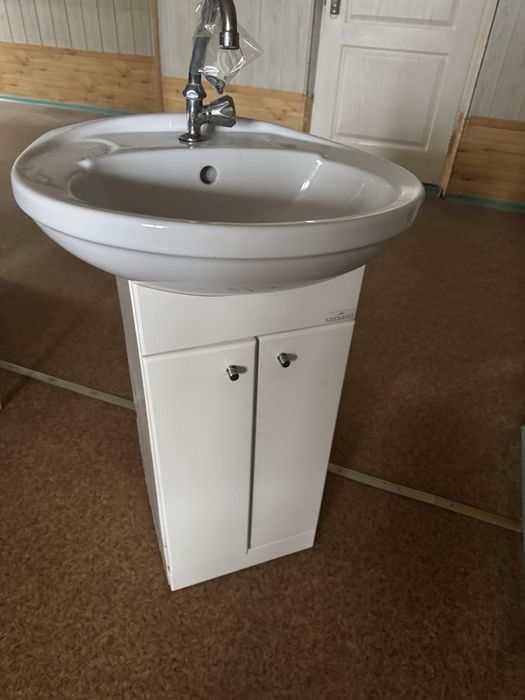 Рукомийник з краном і тумбою