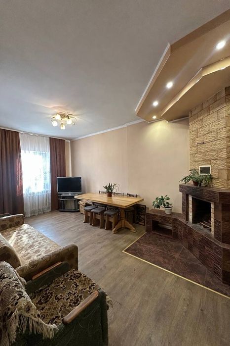 Два будинки у м. Луцьк на ділянці 16 соток