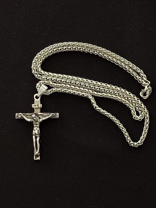Tradycyjny naszyjnik krzyż z Jezusem, wisiorek z  łańcuszkiem