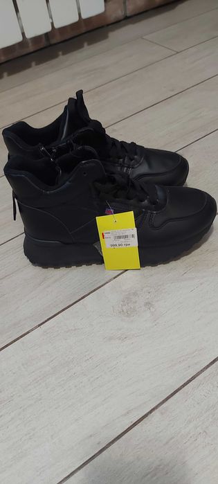 Кроссовки женские