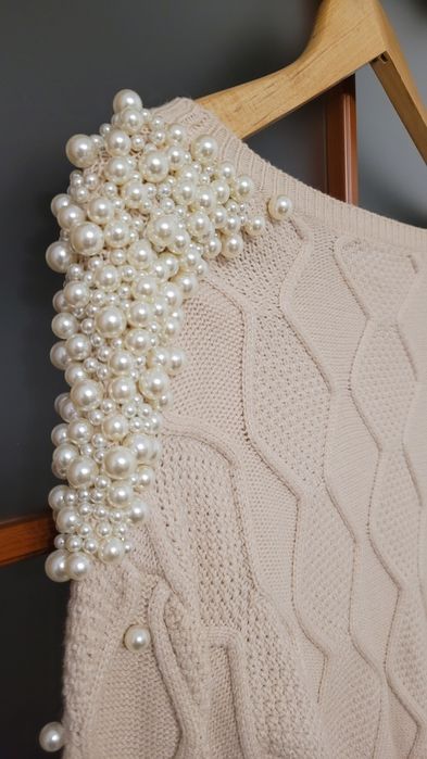 Beżowy sweter z perełkami