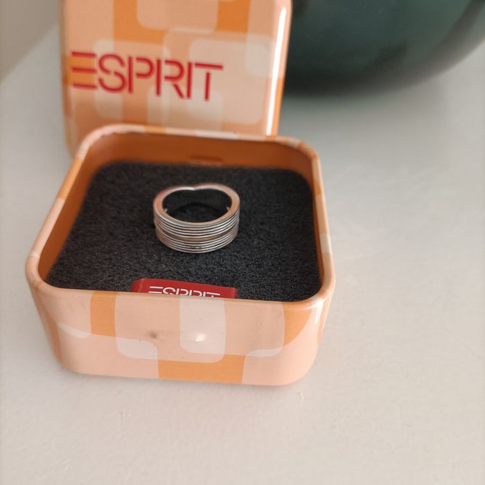 Anel Esprit em prata com contraste.