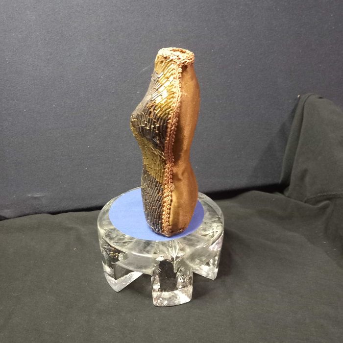 Busto em madeira e missangas