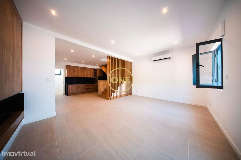 Moradia T2 Totalmente Remodelada em Frente à Praia da Ribeira Quente