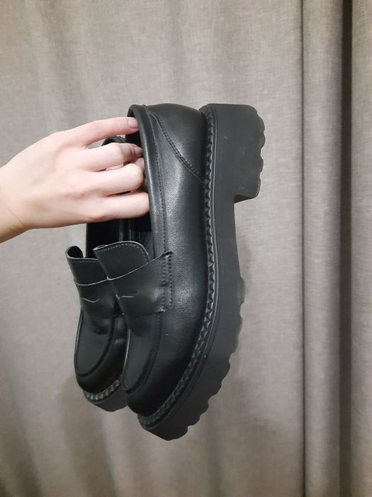 Чорні лофери жіночі