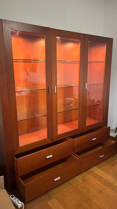 Elegante louceiro em madeira cerejeira como NOVO