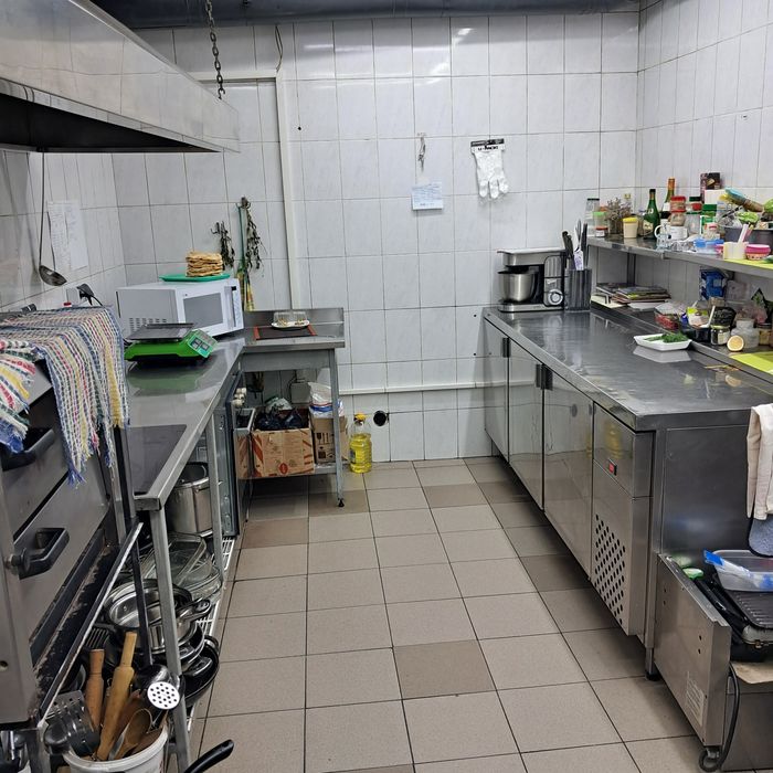 Центр,  біля стадіону. 140м2