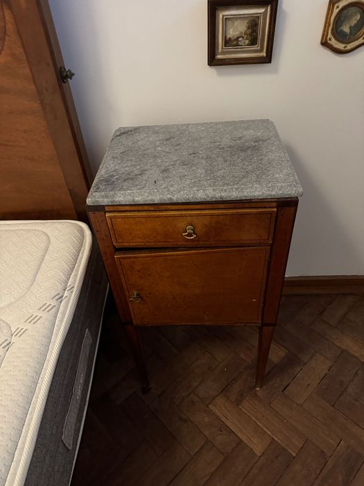 Cama de casal com mesinhas de cabeceira - século 19