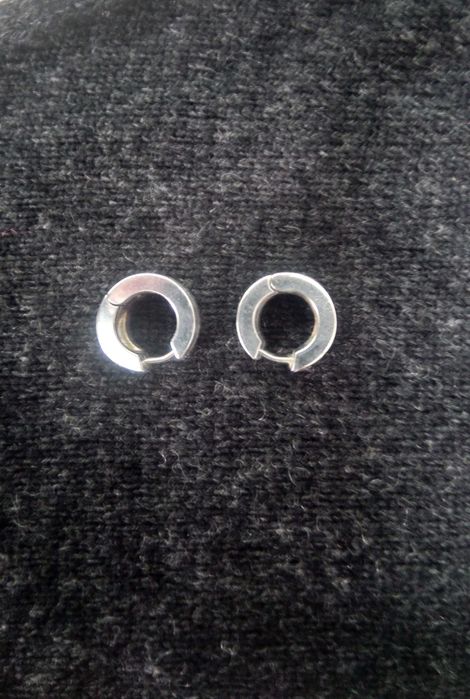 Brincos DKNY em aço, como novos