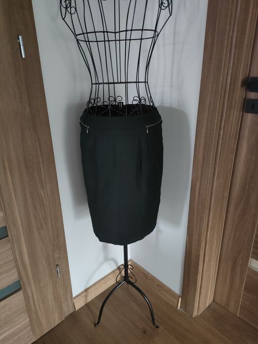 Nowa, elegancka czarna spódniczka z zamkiem z tyłu – klasyka, która ni