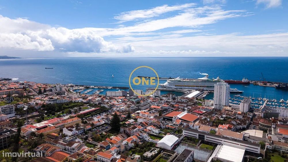 Moradia no centro de Ponta Delgada totalmente renovada