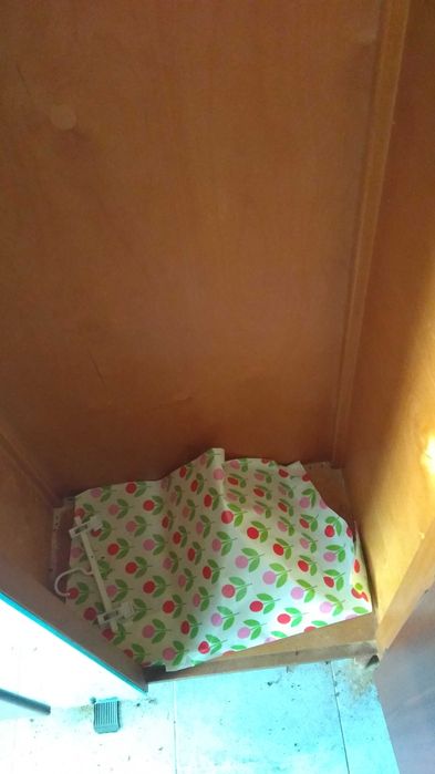 Roupeiro com espelho.