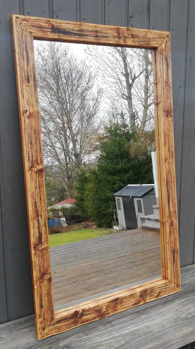 Lustro w ramie z drewna