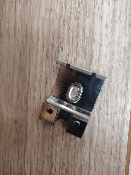 Klipsy uchwyty do listew przypodłogowych MDF szerokich