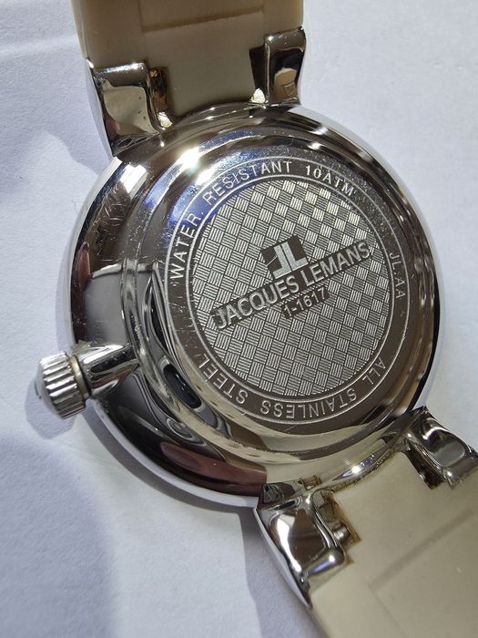 Годинник бренду Jacques Lemans.
