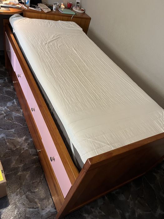 Cama com 2 colchões e c gavetas de arrumação
