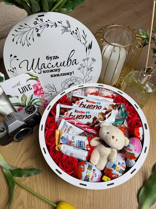 Готовий новорічний подарунок подарунковий набір солодощів Kinder