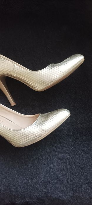 Złote szpilki  eleganckie