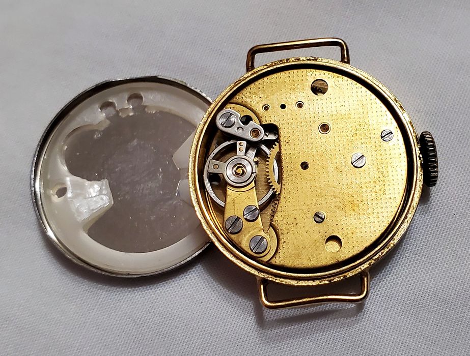 Часы в жёлтом корпусе Анкер немецкие механика года 70е времён ссср