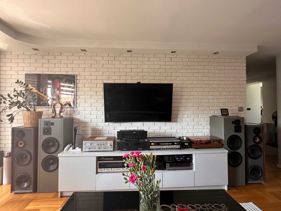 Kolumny Expolinear Concept IV VIntage 80' ponadprzeciętna scena