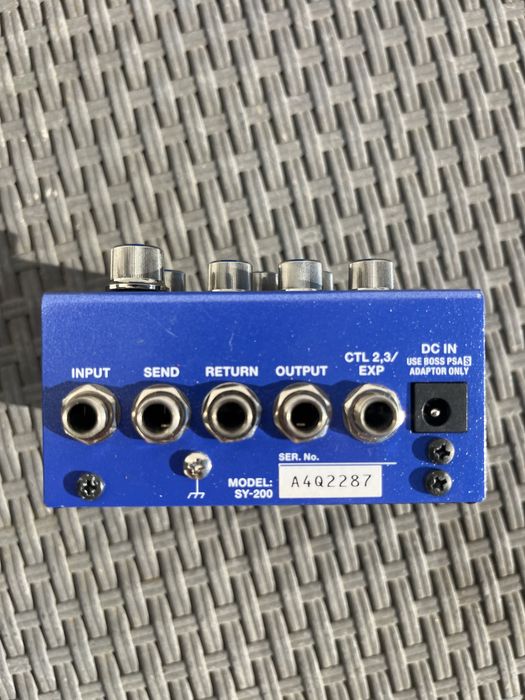 Boss SY-200 - pedal synthetizador