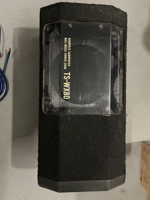 Amplificador, rádio, subwoofer, cabos e cabos