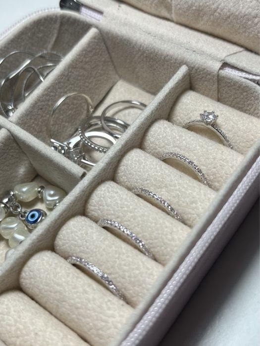 Срібні каблучки різних розмірів