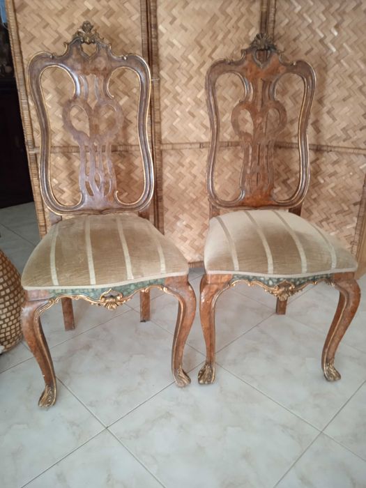 2 Cadeiras antigas em madeira lacada