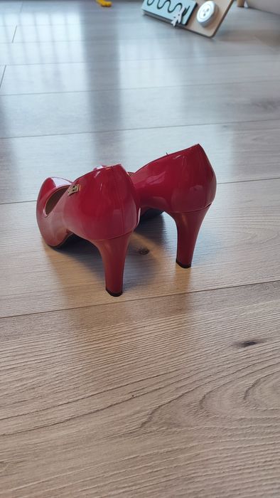 nowe szpilki marki Sergio Leone, lakierowane, czerwono-malinowe. 36