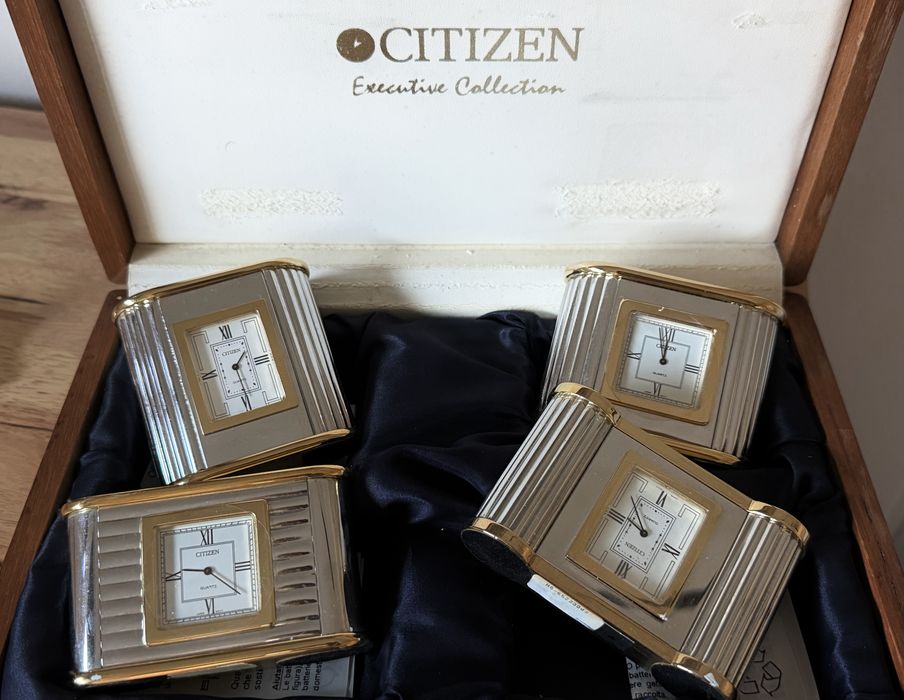 Caixa com 4 relogios analogicos- Citizen-novoe