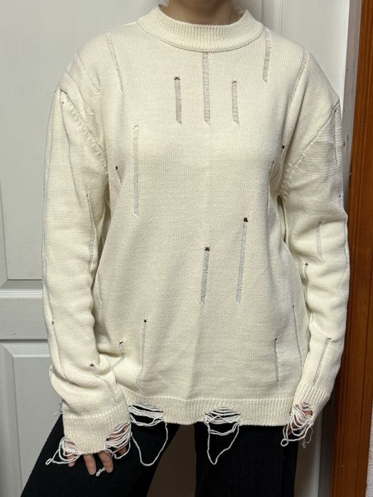 Молочний жіночий светр