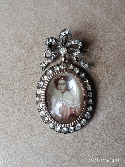 Alfinete Moldura Pendente Ouro Prata Strass contrastado Séc XIX 5,4 cm