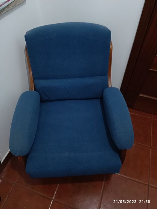Cadeirão em madeira maciça com estofado azul