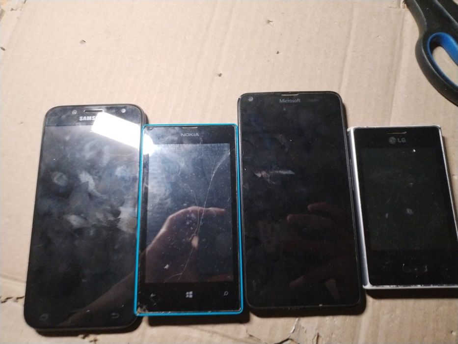 Лот из 4 смартфонов состояние не известно