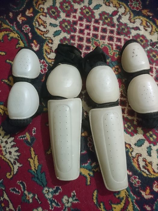 Продам комплект наколенников