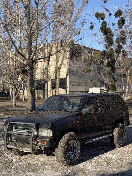 По двигателю вопросов никаких не имеется запускается с полуоборота на газу на бензине работает машина идеальна полный привод пониженный и блокировки все работает коробка передач не выбивает не хрустит не гудит рама полностью вся целая практически как новая по электронике проблем никаких не имеет внешний вид как на фотографиях хорошие диски стоят с резиной печка работает музыка играет с документами просто автомобиль пати паспорту арест штрафов никаких не имеется находится автомобиль в донецкой области город Славянск