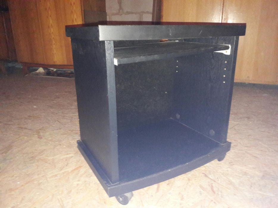 Szafka na kółkach i z półką wysuwaną