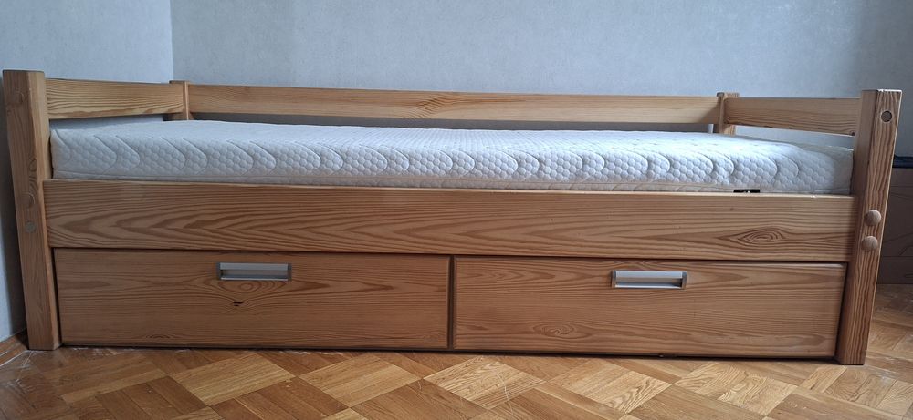 Продам два ліжка односпальних