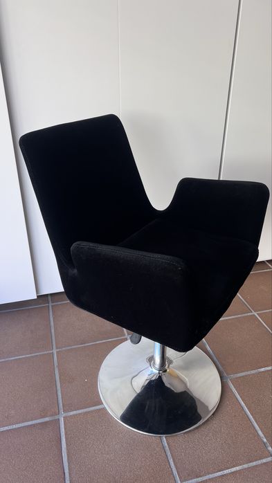 Cadeirão Preto em veludo