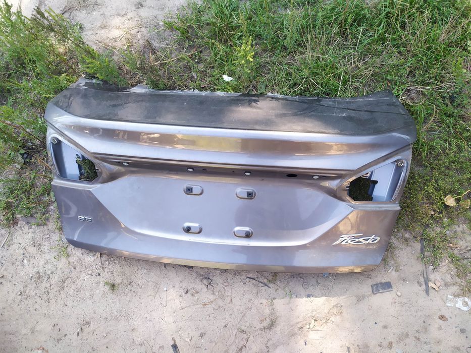 Кришка багажника форд фиеста седан графіт/бордова