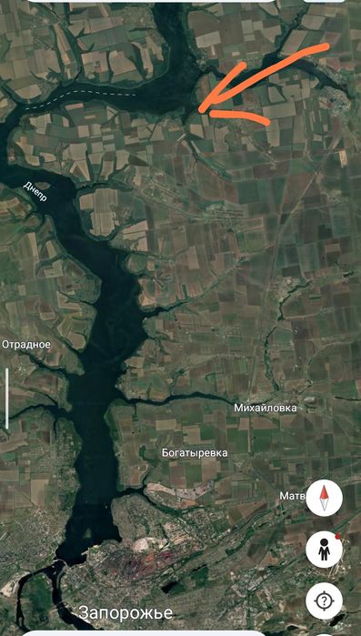 дом с подземным этажом, расположенный на первой береговой линии Днепра