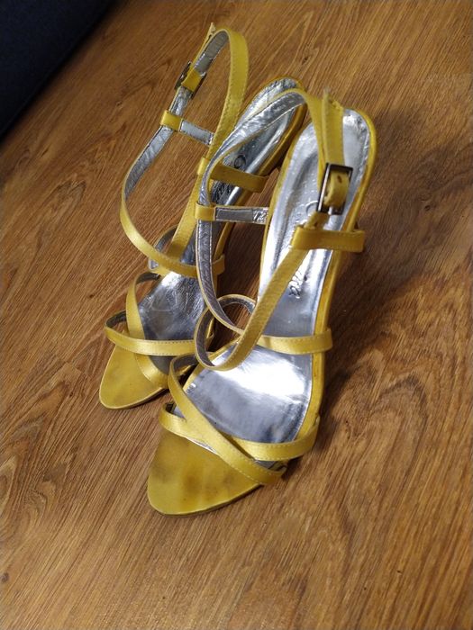 Żółte sandałki 38 szpilki