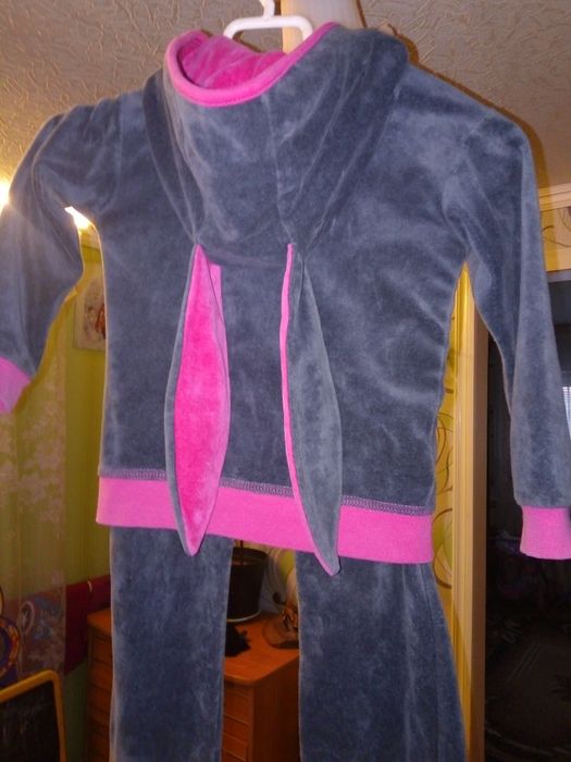 Спортивний костюмчик для дівчинки.