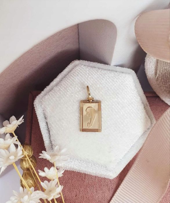 Złota zawieszka / medalik do łańcuszka, prostokątna matka Boska pr 585