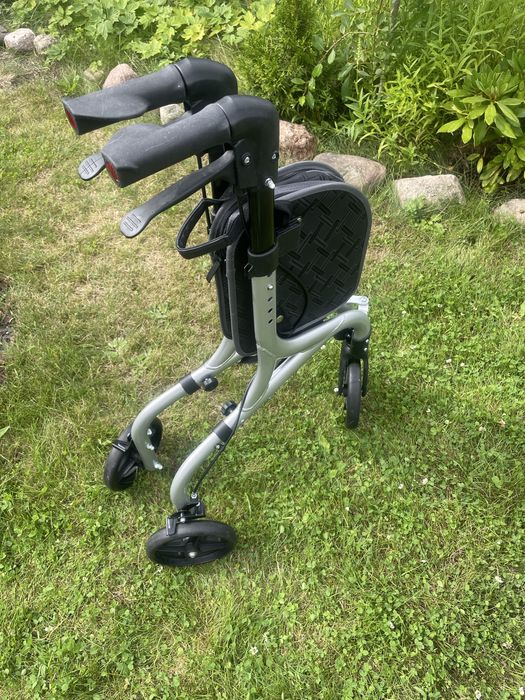 Skladana podporka dla osob starszych na 3 kolkach nowa