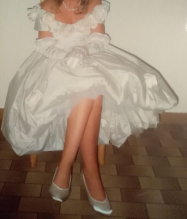 Piękna suknia ślubna z jedwabiu.