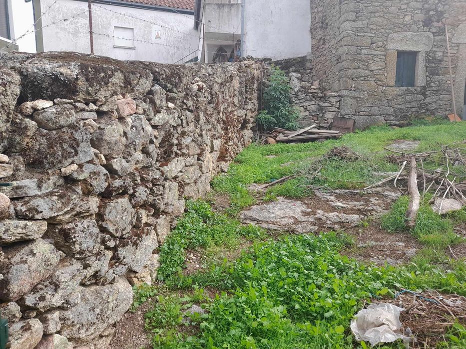 Casa de Aldeia,com terreno.
