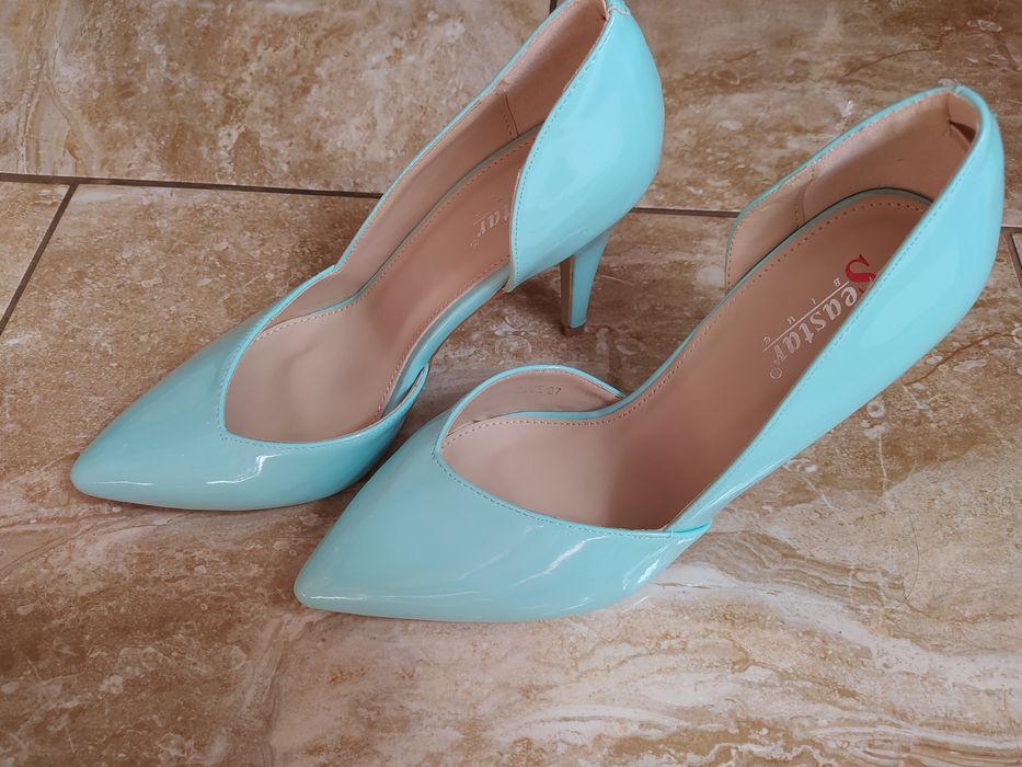 Nowe czółenka szpilki lakierowe